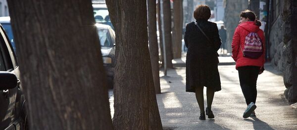 Женщина идет с девочкой по центру Тбилиси - Sputnik Грузия