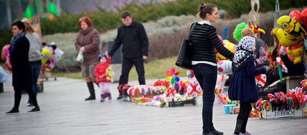 Родители гуляют с детьми в парке Рике в старом Тбилиси Родители гуляют с детьми в парке Рике в старом Тбилиси - Sputnik Грузия