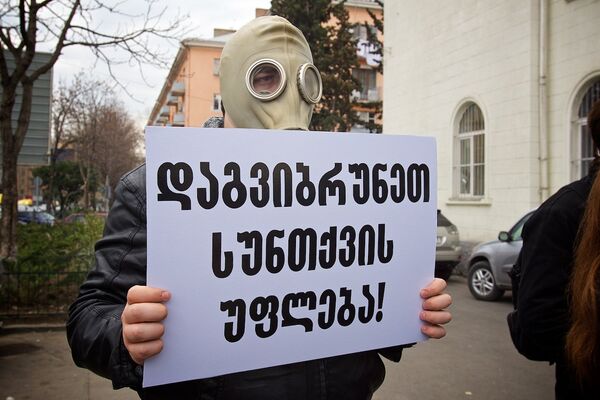 Протестующие не только держали в своих руках плакаты с лозунгами, но и одели на себя противогазы и респираторы. - Sputnik Грузия
