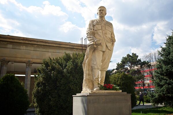 На территории дома-музея сохранился небольшой памятник Сталину. Огромная фигура Вождя народов. демонтированная с центральной площади Гори в июне 2010 года, так и не была установлена на территории музея. - Sputnik Грузия
