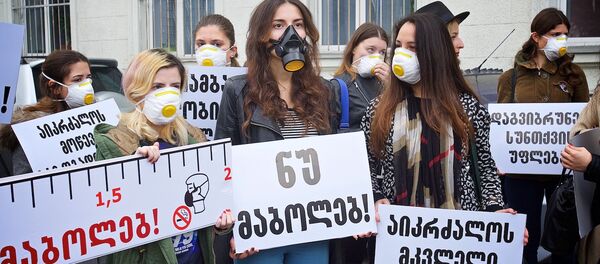 Студенты в противогазах требовали ограничить продажу сигарет в Грузии Студенты в противогазах требовали ограничить продажу сигарет в Грузии - Sputnik Грузия