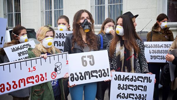 Студенты в противогазах требовали ограничить продажу сигарет в Грузии - Sputnik Грузия