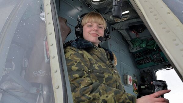 Наталья Лазько в кабине вертолета - Sputnik Грузия