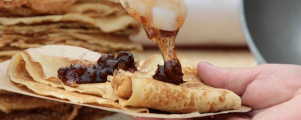 Раздача блинов на праздновании Масленицы - Sputnik Грузия