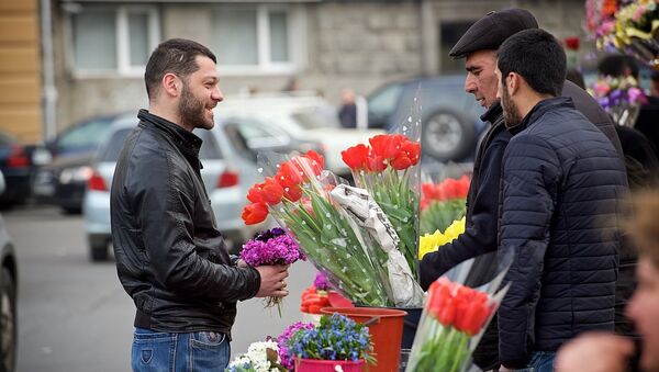Мужчина покупает в подарок цветы - Sputnik Грузия