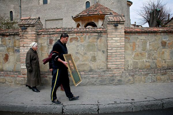 Представители общества Сталинец идут мимо церкви в городе Гори. - Sputnik Грузия