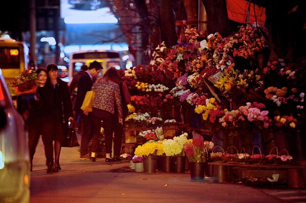Так выглядели улицы в центре Тбилиси в ночь на 8 марта - на оживленных перекрестках бойко шла торговля цветами. - Sputnik Грузия