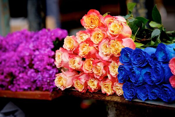 Розы всевозможных расцветок на цветочном базаре. - Sputnik Грузия