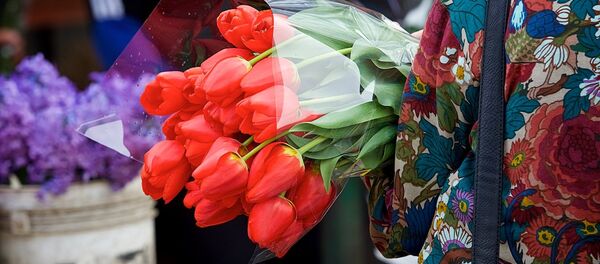Девушка с цветами идет по цветочному базару Девушка с цветами идет по цветочному базару - Sputnik Грузия