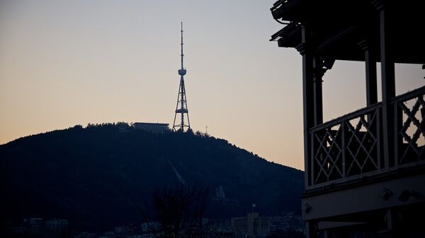 Вечерний Тбилиси - старый дом и тбилисская телевышка в лучах заходящего солнца - Sputnik Грузия