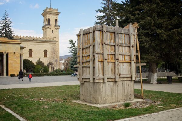 Постамент для памятника Сталину в парке на территории государственного музейного комплекса в Гори до сих пор пустует. - Sputnik Грузия
