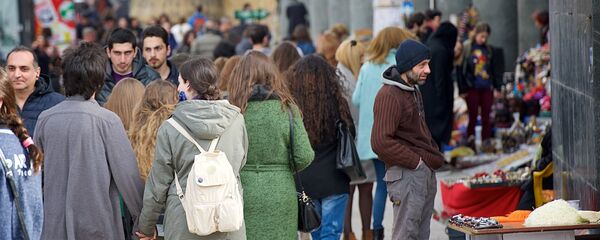 Прохожие на проспекте Руставели в центре Тбилиси - Sputnik Грузия