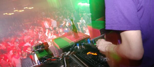 Диджей за пультом. Архивное фото - Sputnik Грузия