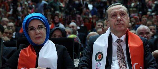 Таип Реджеп Эрдоган со своей супругой - Sputnik Грузия