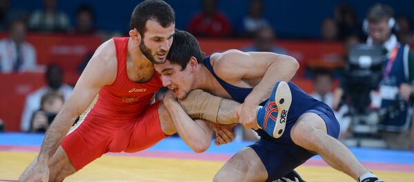 Вольная борьба. Владимир Хинчегашвили (в синем) - Sputnik Грузия