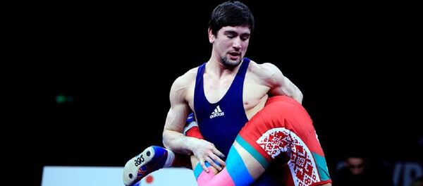 Вольная борьба. Владимир Хинчегашвили (в синем) - Sputnik Грузия