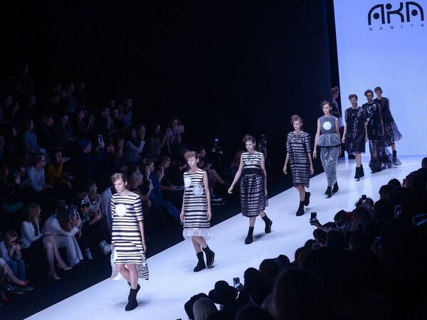 Модели демонстрируют одежду из коллекции дизайнера Ака Наниташвили Модели демонстрируют одежду из коллекции дизайнера Ака Наниташвили - Sputnik Грузия