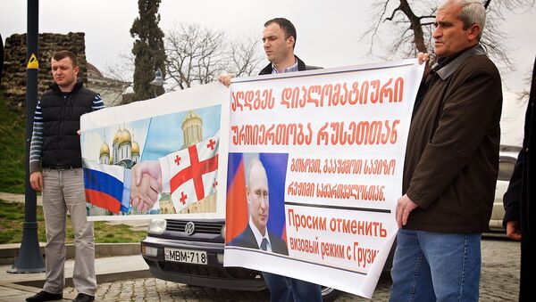 Плакат с Путиным и просьба к властям РФ отменить визы - акция в Телави - Sputnik Грузия