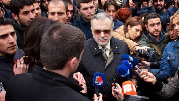 Владимир Папава среди протестующих студентов - Sputnik Грузия