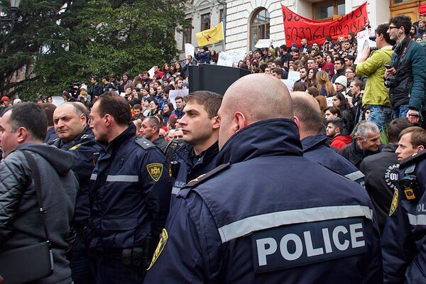 Участники двух акций были разделены кордоном полиции. - Sputnik Грузия