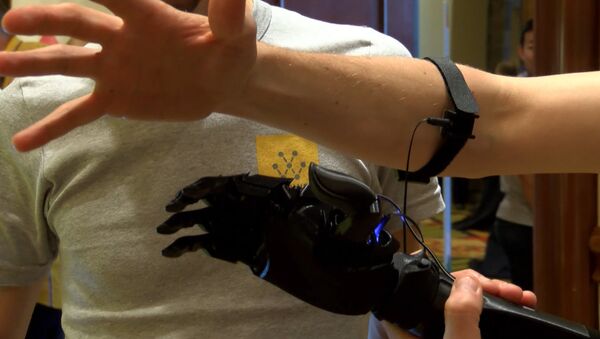 Бесконтактный смартфон, бионическая рука и другие инновации на выставке в США - Sputnik Грузия