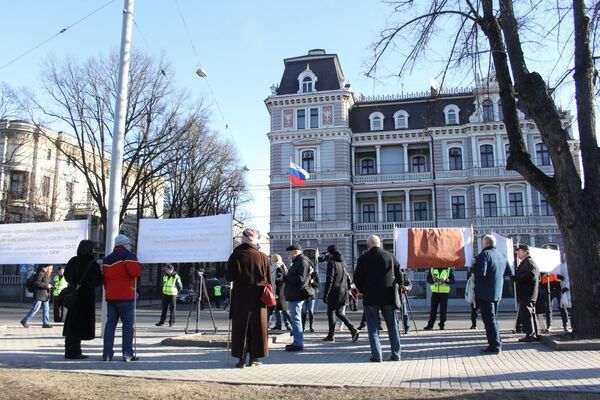 Пикет у посольства России в Риге - Sputnik Грузия