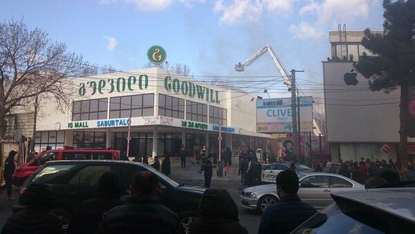Пожарные ликвидируют огонь в торговом центре. Фото очевидца. - Sputnik Грузия
