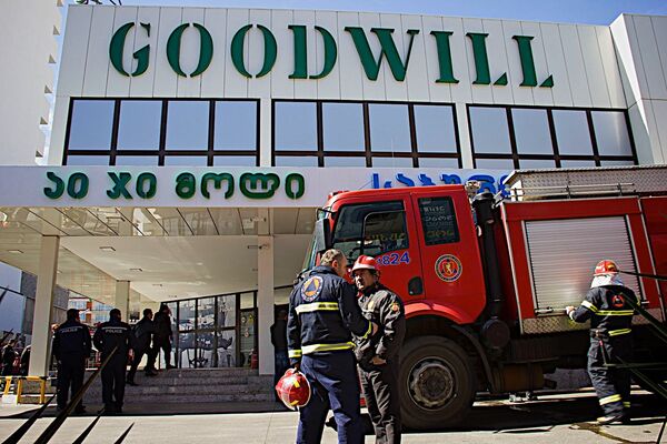 Пожарные у гипермаркета Гудвилл в Сабурталинском районе Тбилиси. - Sputnik Грузия