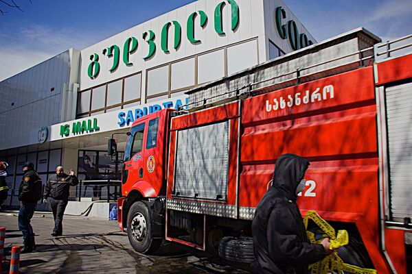 Пожарные расчеты прибывают к месту ЧП после сигнала о возгорании в гипермаркете сети Гудвилл. - Sputnik Грузия