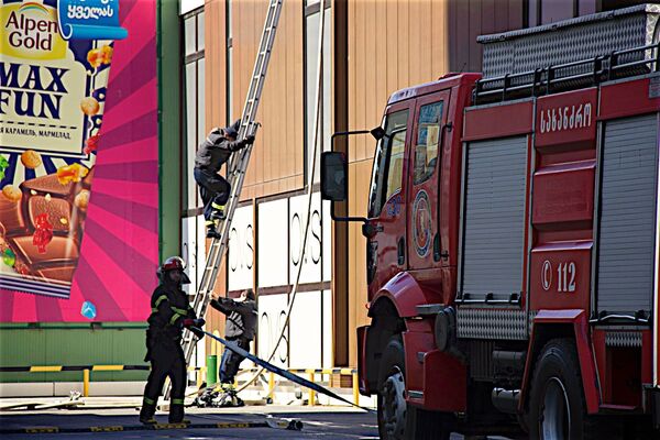 Пожарные работают над ликвидацией очагов пожара в тбилисском гипермаркете. - Sputnik Грузия