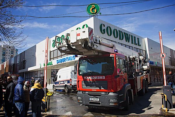 После ликвидации всех открытых очагов возгорания пожарная спецтехника покинула территорию торгового центра. - Sputnik Грузия