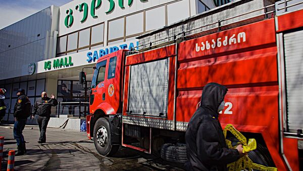 Пожарную спецтехнику стянули к горящему гипермаркету в Тбилиси - Sputnik Грузия