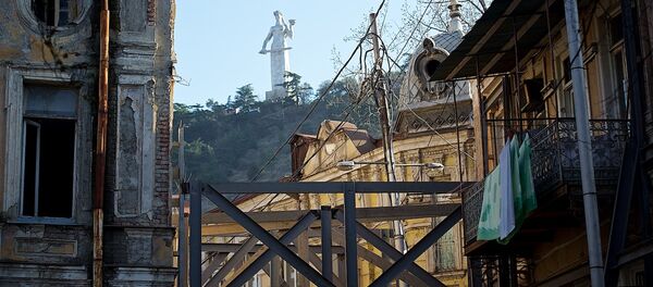 Сталь против времени - дома в старом Тбилиси укрепили железными опорам - Sputnik Грузия