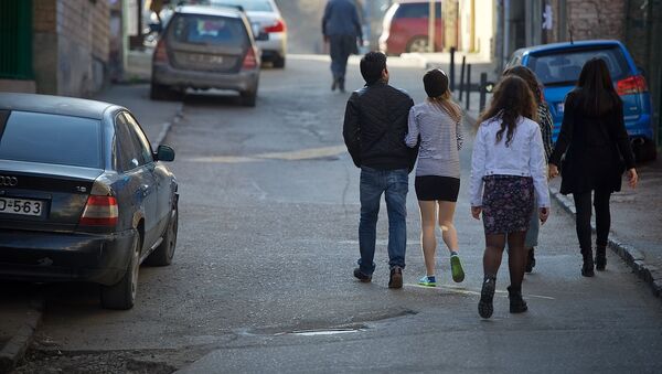 Молодые люди идут по улице в старом Тбилиси - Sputnik Грузия