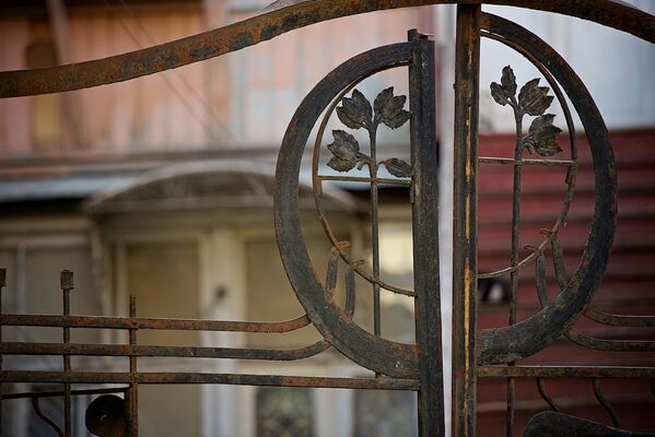 Железные ворота, ведущие во двор одного из домов на площади Гудиашвили. - Sputnik Грузия
