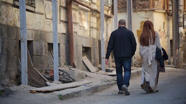 Мужчина и женщина идут по старому Тбилиси - Sputnik Грузия