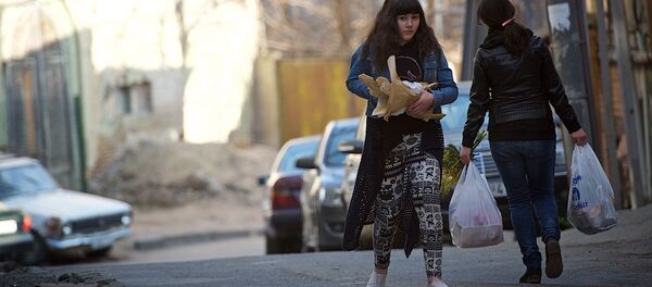 ქალი თბილისის ქუჩებში ქალი თბილისის ქუჩებში - Sputnik საქართველო