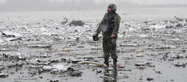 На месте крушения пассажирского самолета Boeing-737-800, который разбился при посадке в аэропорту Ростова-на-Дону. - Sputnik Грузия