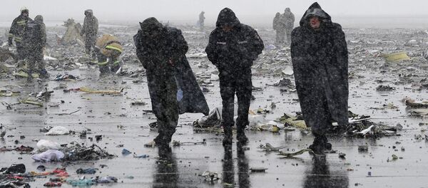 На месте крушения пассажирского самолета Boeing-737-800, который разбился при посадке в аэропорту Ростова-на-Дону. - Sputnik Грузия