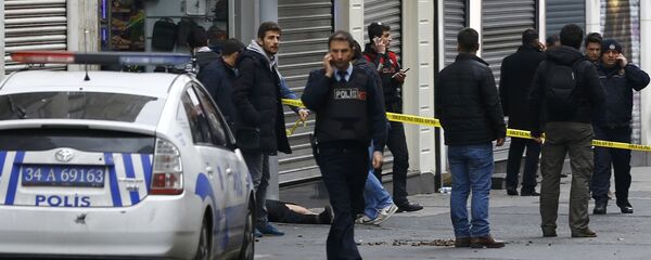 Сотрудники правоохранительных органов работают на месте взрыва в Стамбуле. - Sputnik Грузия