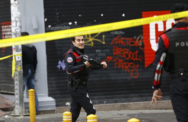 Сотрудники правоохранительных органов оцепили место взрыва в Стамбуле. - Sputnik Грузия