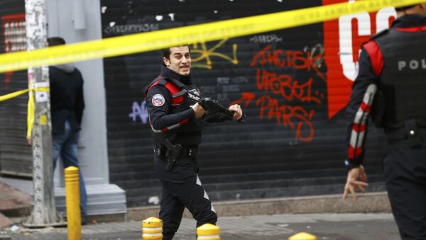 Сотрудники правоохранительных органов работают на месте взрыва в Стамбуле - Sputnik Грузия