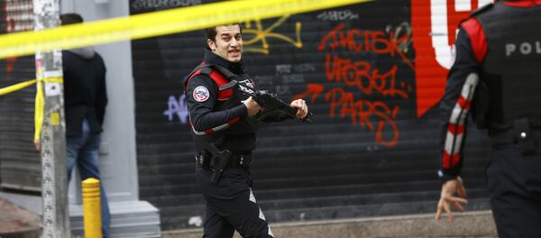 Сотрудники правоохранительных органов работают на месте взрыва в Стамбуле - Sputnik Грузия