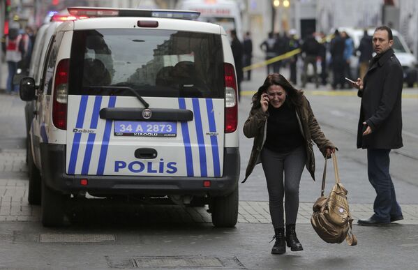 Женщина идет по улице неподалеку от места взрыва в Стамбуле. - Sputnik Грузия