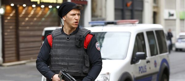 Сотрудники правоохранительных органов работают на месте взрыва в Стамбуле - Sputnik Грузия