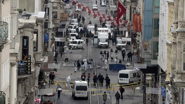Сотрудники правоохранительных органов на месте теракта в Стамбуле - Sputnik Грузия