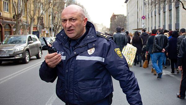 Сотрудник патрульной полиции на проспекте Руставели - Sputnik Грузия
