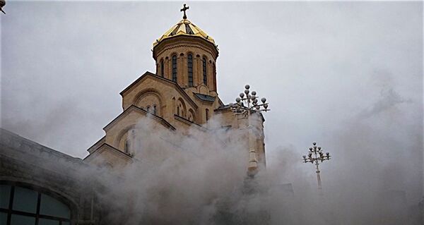 ხანძარი სამების ტაძარში ხანძარი სამების ტაძარში - Sputnik საქართველო
