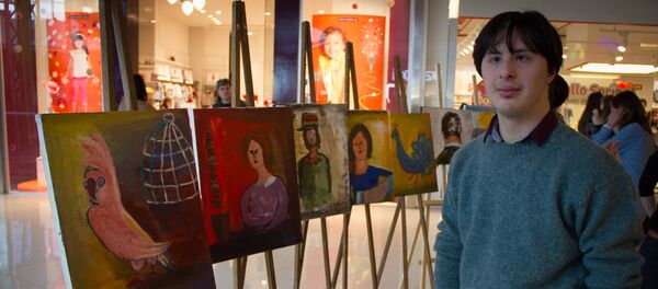 Лексо Тодиашвили рядом со своими картинами Лексо Тодиашвили рядом со своими картинами - Sputnik Грузия