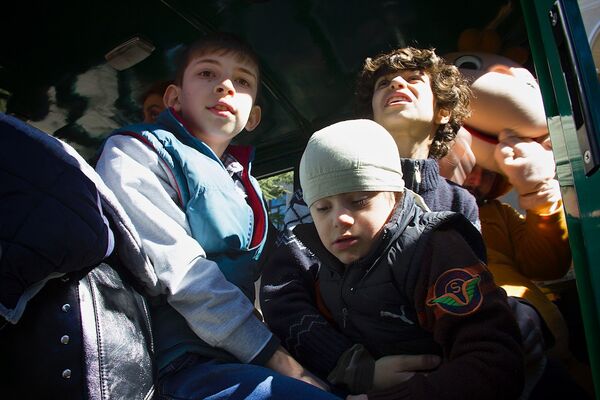 Солнечных детей в Международный день людей с синдромом Дауна пригласили в самый крупный в Тбилиси парк аттракционов и развлечений. - Sputnik Грузия